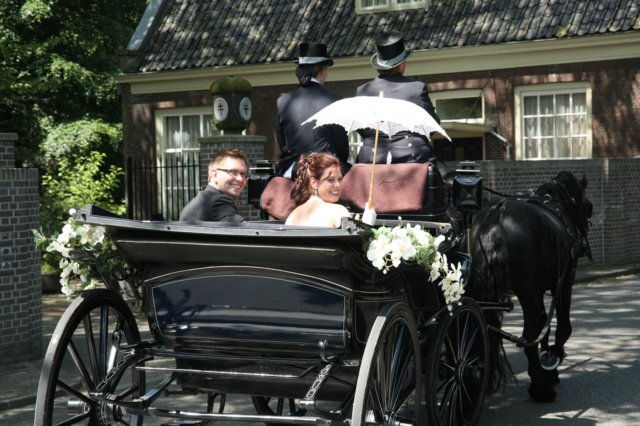 inthecarriageonthewaytotheweddinglocation.jpg